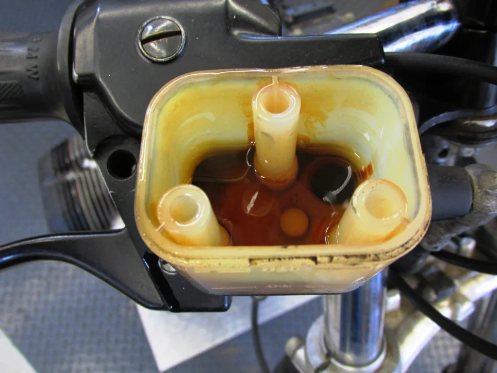 bad brake fluid symptoms