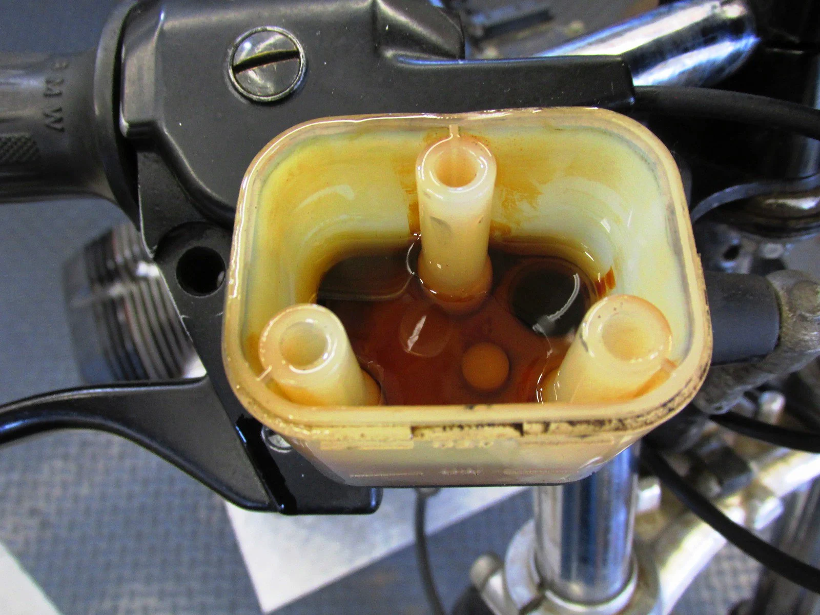 spotting-8-signs-of-contaminated-brake-fluid