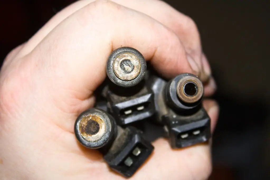 signs of a blocked fuel injector